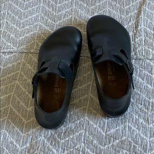 Reposh - W39 black leather birkenstocks